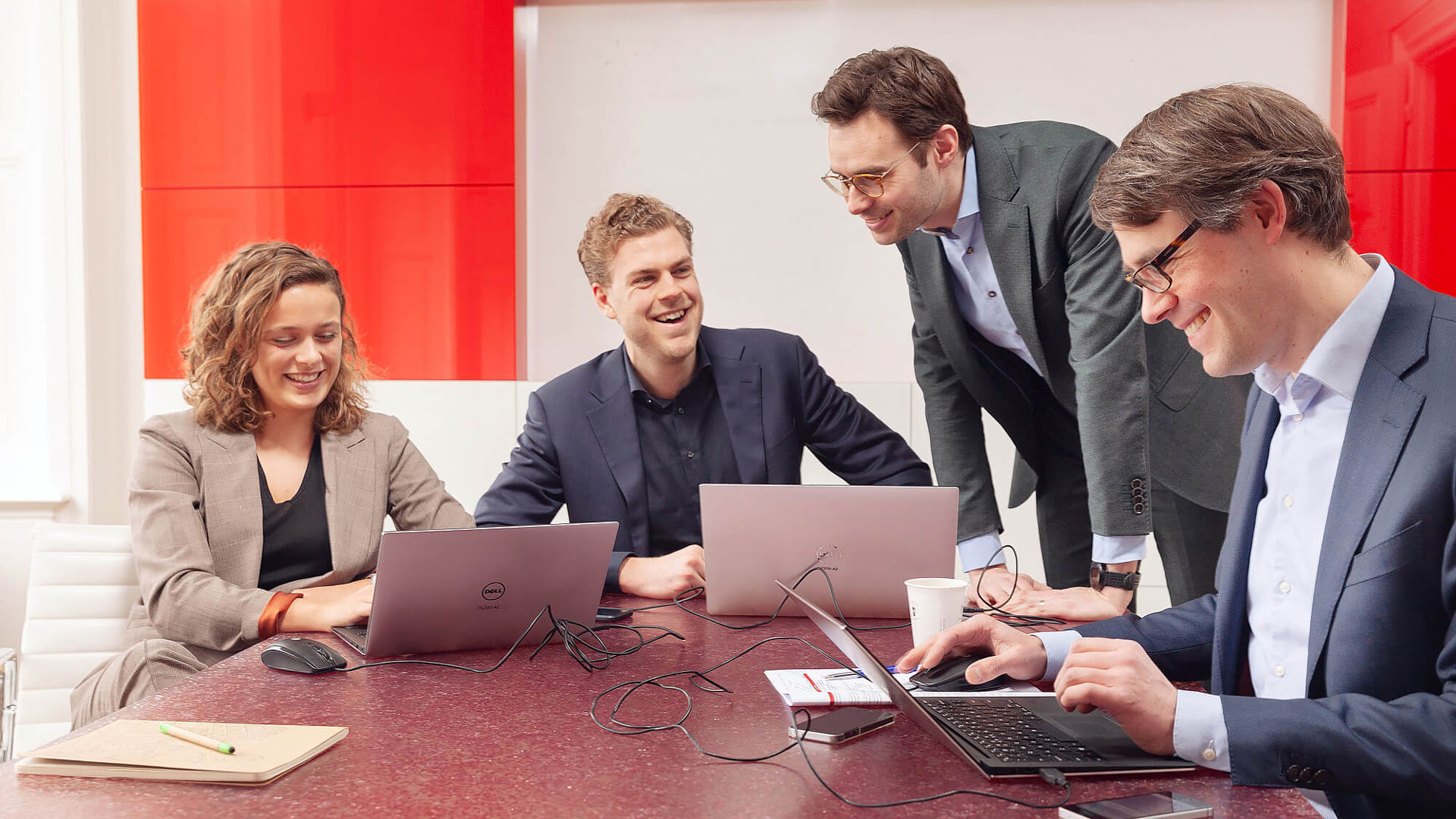 foto van mensen met laptops aan tafel, beeld van AT Osborne