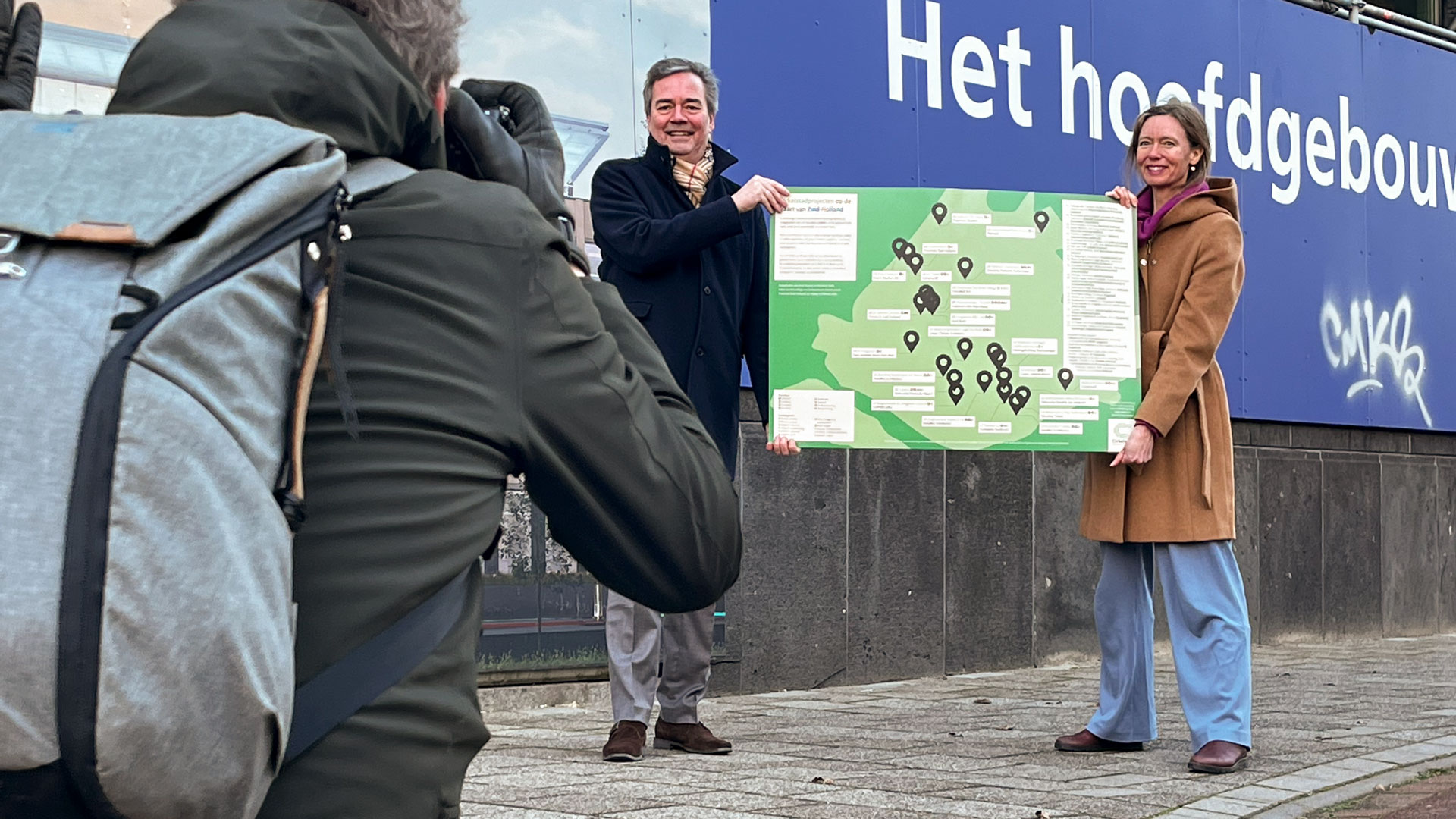 achter de schermen bij het maken van de foto van de overhandiging van de projectenkaart aan de gedeputeerden van de provincie Zuid-Holland