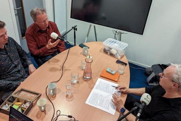 Hendrik de Vries, Erick Wuestman en Nico van Hoogdalem aan tafel tijdens podcast